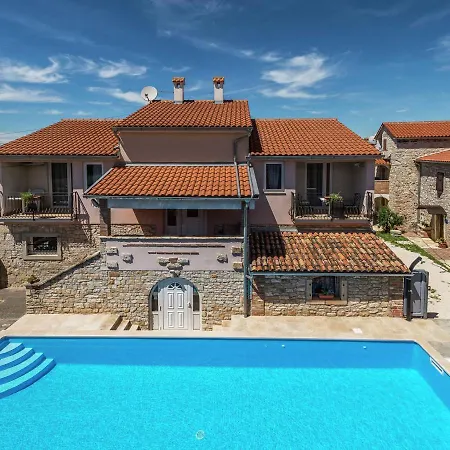Comfortable In Tar With Swimming Pool Lejlighed