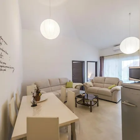 Comfortable In Tar With Swimming Pool Tar-Vabriga