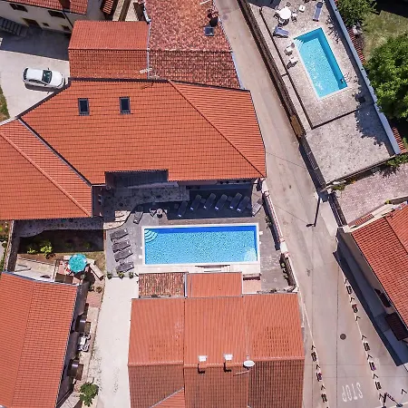Comfortable In Tar With Swimming Pool Lejlighed Tar-Vabriga