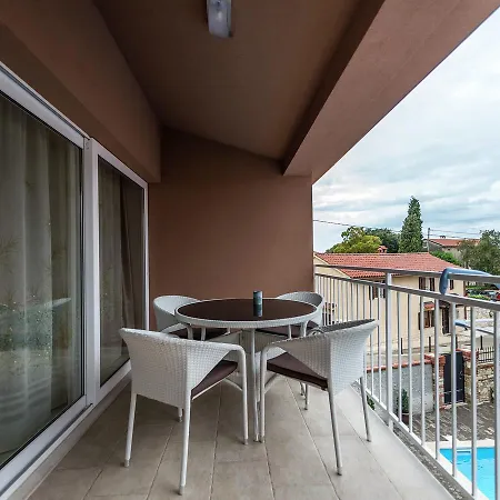 Comfortable In Tar With Swimming Pool *